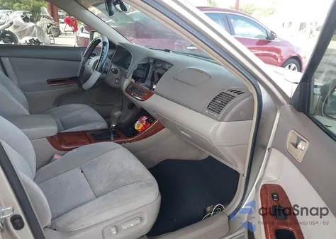 2004 Toyota Camry Xle z USA, uszkodzony, nr VIN 4T1BE32K34U291565